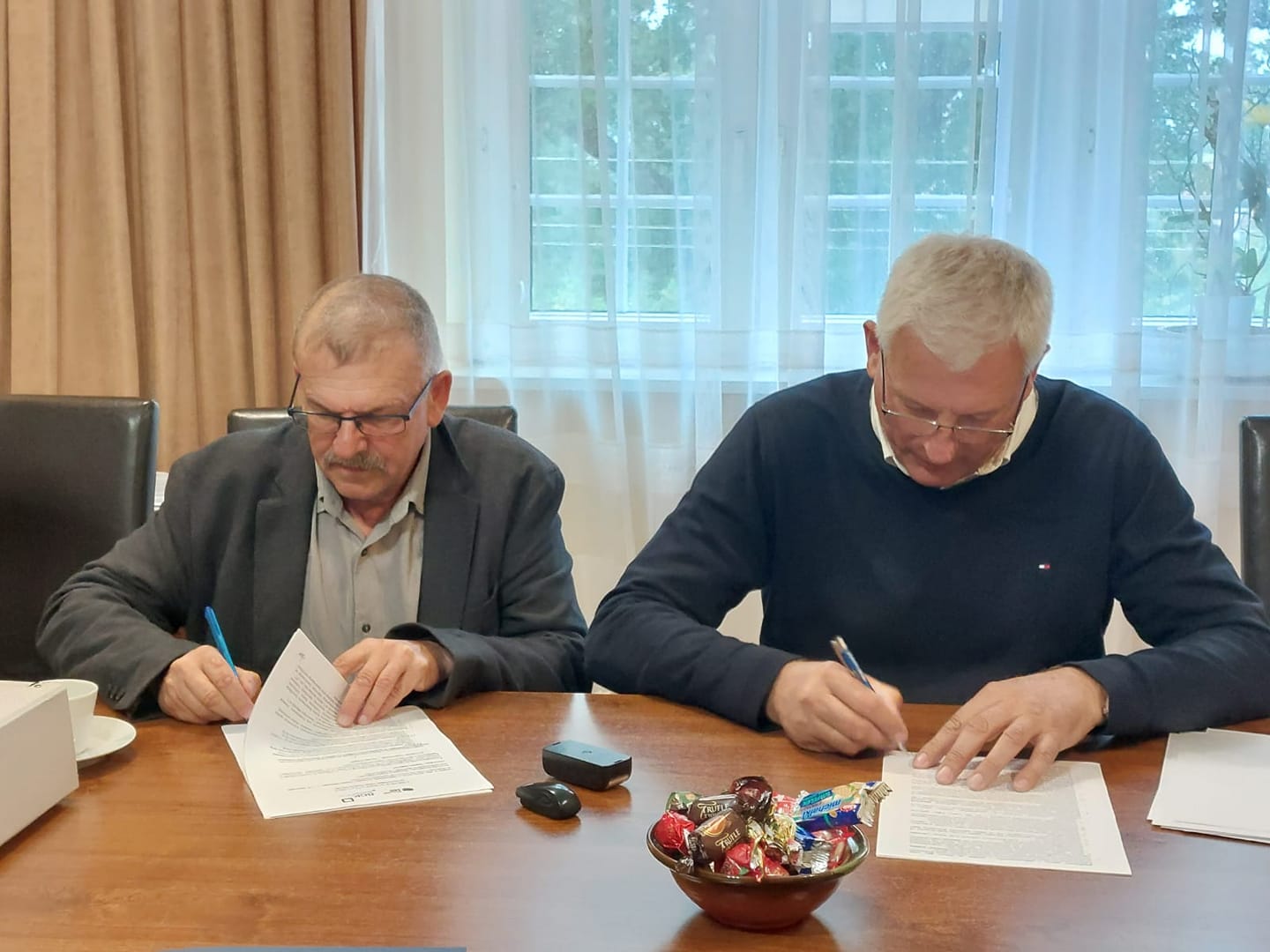 Podpisaliśmy umowę z Przedsiębiorstwem Drogowo Mostowym w Piszu na rozbudowę odcinków dróg gminnych w Lubiewie