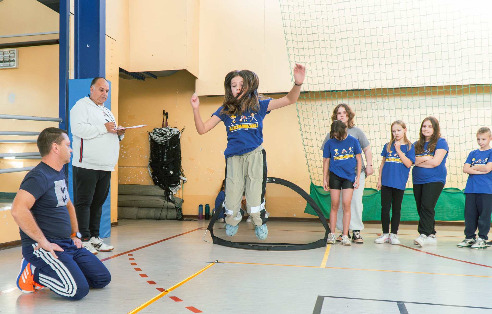 Sportowa energia w Mikołajkach! Blisko 110 dzieci wzięło udział w wydarzeniu „Zacznij od lekkiej”