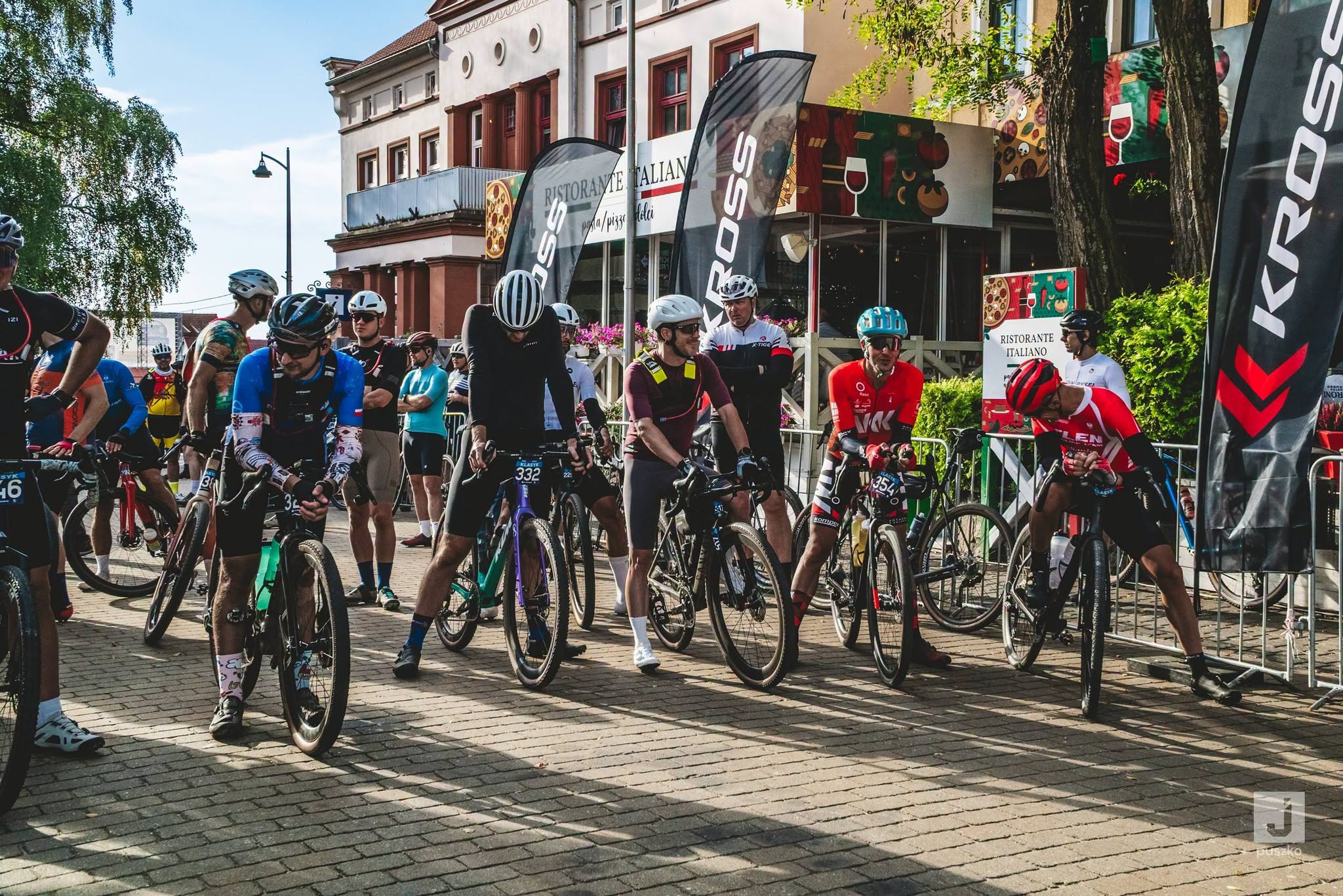 Setki kolarzy na szutrowych trasach Mazur. Great Lakes Gravel 2026 ze wsparciem lokalnych instytucji